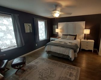 Highway 2 Modern Cottage - Cut Bank - Bedroom