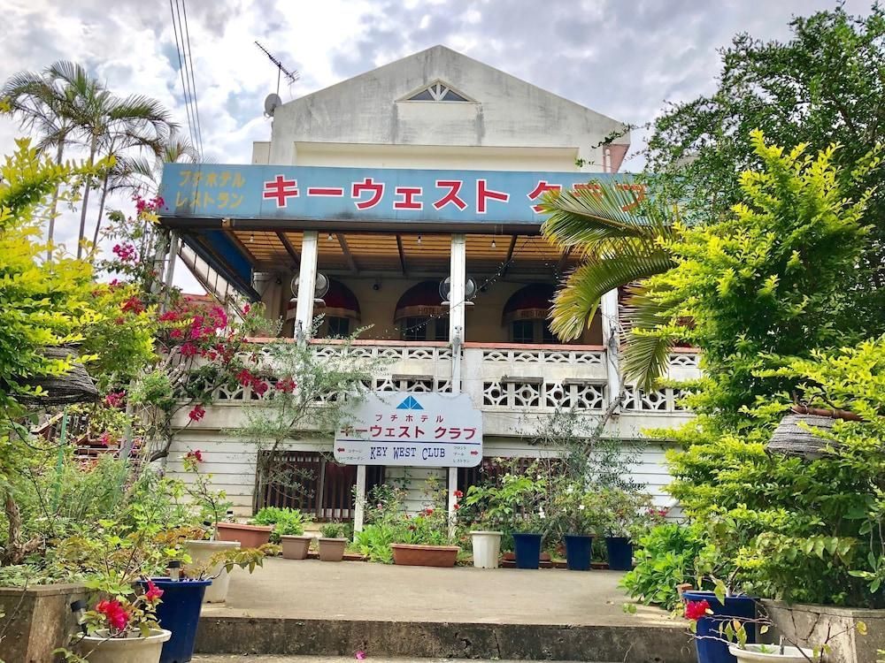 Petit Hotel Key West Club - Onna - Building