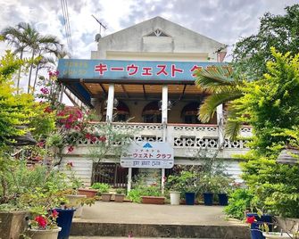Petit Hotel Key West Club - Onna - Building