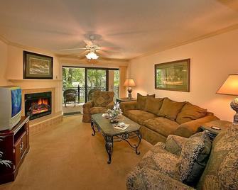 High End 2 Bedroom 2 Bath Condo - Walk To Downtown - Gatlinburg - Living room