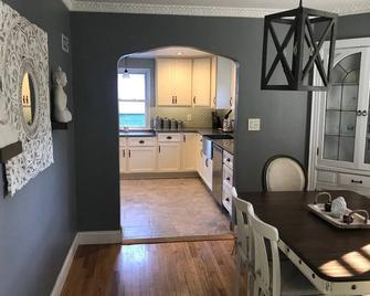 Milwaukee Dnc Convention Rental (7/11 - 7/18 Only) - 3 Bedrooms - Brookfield - Kitchen