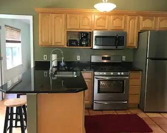 Santa Fe Landing 5miles to Ginnie Or 6miles To Ichetucknee Springs - Branford - Kitchen