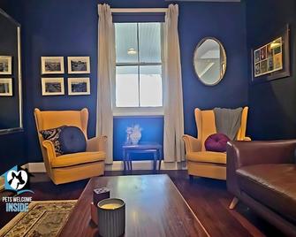 3 BR Little Addis Cottage in Historic Kalgoorlie - Kalgoorlie - Living room