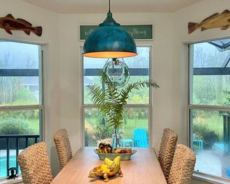 Old Florida Charm with heated salt water pool & beautiful gardens with hammocks - Saint James City - Comedor
