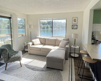 Lovely 1 bedroom condo on the Narrows - Bremerton - Living room