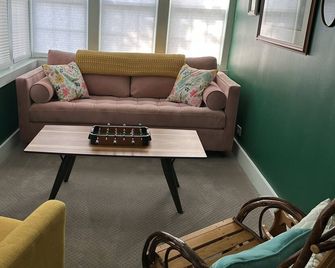 Just a few blocks from Lake Erie! 4 season home with a cozy cottagey feel. - Marblehead - Sala de estar