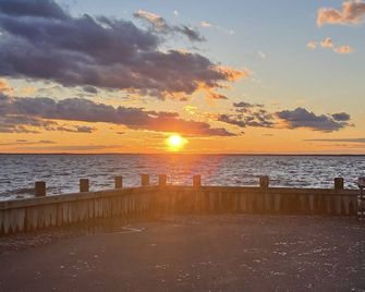 Sunset Cove: Bayview, fantastic location, close to everything - Long Beach - Playa