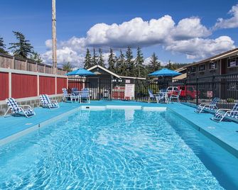 Coachman Inn - בלינגהאם - בריכה