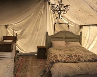 Evans Farm ~ Glamping Tent at the base of the mountains outside Joseph, Oregon. - Joseph - Bedroom