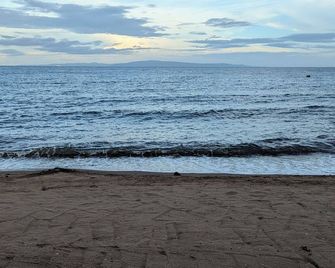 Charming 2-bedroom beach house with AC, WiFi in delightful Bacong - Bacong - Platja