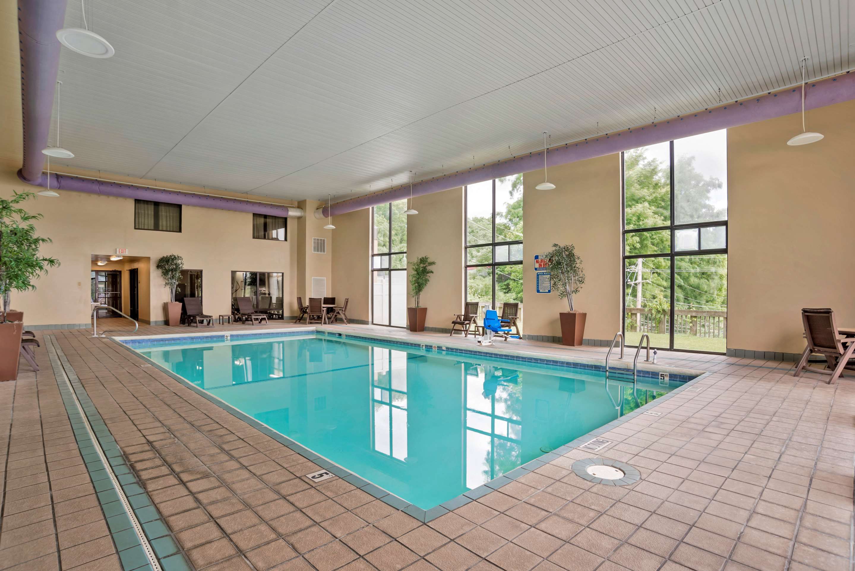 Pool view of Best Western Vicksburg
