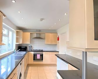 Airport Comfy Stay - West Drayton - Cocina