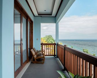 Blue Harbor Beachfront Villas & Resto - Nusa Penida - Balcón