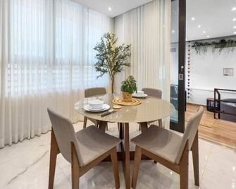 Hyde Park 6 Couples Retreat Apt With Jacuzzi - San Juan - Sala pranzo