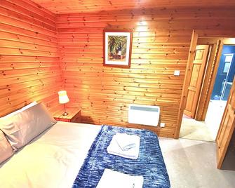 Braemar Lodge Cabins Not for profit - באלאטר - חדר שינה