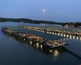 Stunning Lake Getaway, Lake Front, No steps, Boat ramp, no gravel, near ballpark - Camdenton - Vista del exterior