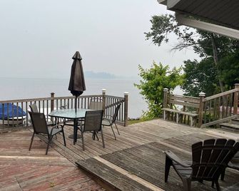 Serene Sunsets at our Kamaniskeg Lake Home - Barry's Bay - Balcón