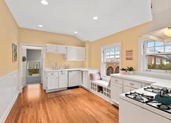 Historic Coach House In Evanston One Block To Beach And Close To Town And Nu! - Evanston - Kitchen