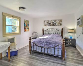 Pet-Friendly Home with Deck - 6 Mi to Cocoa Village! - Cocoa - Bedroom