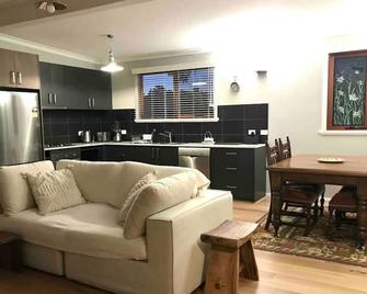 CBD luxury - near cafes, parks & art. Free bikes - Dubbo - Living room