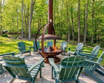 Lakefront Mansion / Private Lake, Hot tub, Fishing, near Camelback Resort - Scotrun - Patio