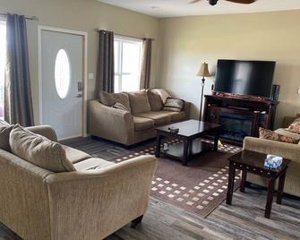 Cozy 3-bedroom Year Round house in Winnipeg Beach with AC,Heat WiFi. Come relax. - Winnipeg Beach - Living room