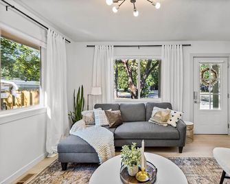 White Guesthouse with a Pool - Springfield - Living room