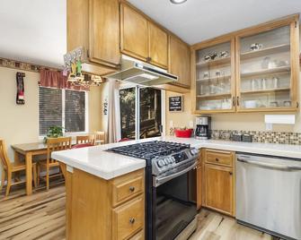 Charming Cabin for Winter and Water Sports Fans Near Big Bear Lake, California - Running Springs - Kitchen