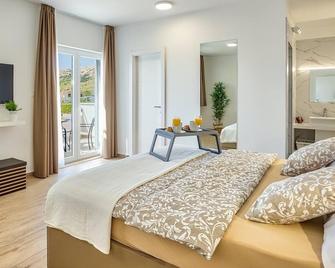 Villa Mimosa with Pool - Metajna - Bedroom