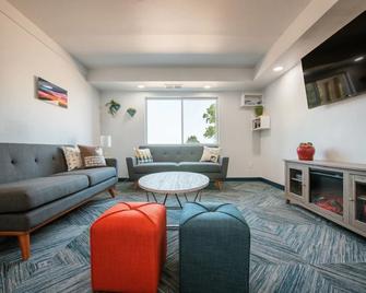 2br Apt & Hotel Amenities For An Epic Stay! - Indianola - Wohnzimmer
