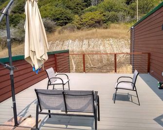 Sweeping ocean views in stunning modern house on 20 acres - Westport - Patio