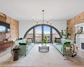 The Demi-Lune. An Urban Space With Small Town Charm! - Hendersonville - Living room