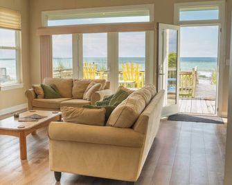 Amazing beach front 4 bedroom house Dog friendly children welcome gated deck - North Topsail Beach - Living room