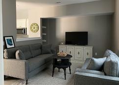 Great Location-2 Queen Bedroom+twin Loft Sleeps 5 - Siloam Springs - Living room
