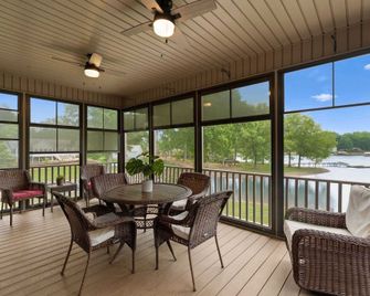 Kool Breeze by Avantstay Boat Ramp Hot Tub - Denver - Balcony