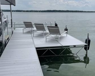 Newly Renovated Lake Frontage/ 3 Bedrooms/3- 1/2 Bathrooms - Culver