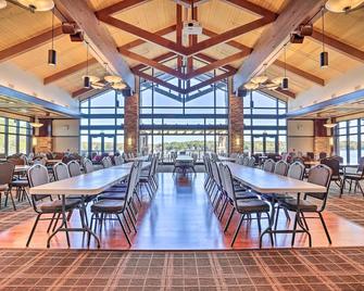 Pocono Lake House Near Skiing & Kalahari Resort! - Pocono Pines - Restaurant