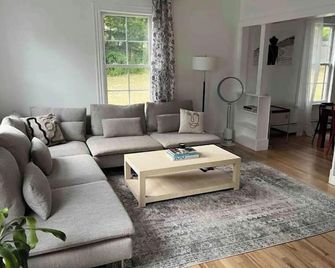 Stylish 3-Bedroom Home in the Village of Warwick - Warwick - Sala de estar