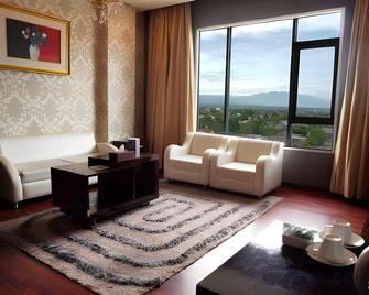 Sutan Raja Hotel & Convention Palu - Palu - Living room