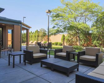 Courtyard by Marriott Flint Grand Blanc - Flint - Binnenhof