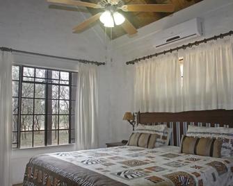 Kruger View Cottage - Marloth Park - Habitació