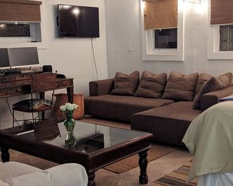 Century Old Cottage & Gardens in Heart of Miami - Miami - Living room