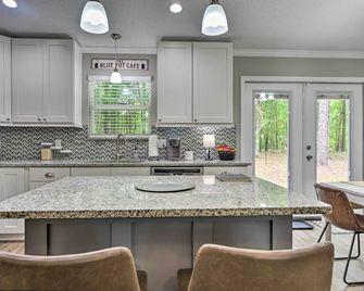 Serene Live Oak Home W/ Fire Pit By River + Sosmp! - Live Oak - Kitchen