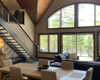New Luxury Cottage in Muskoka that blends new finishes with a cottage feel - Port Severn - Sala de estar