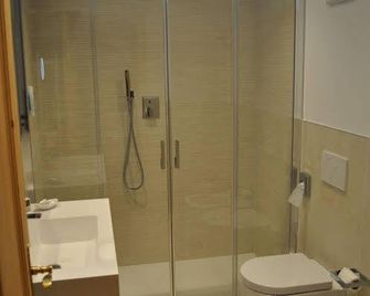 Piccolo Hotel Claudia No Pets - San Vigilio di Marebbe - Bathroom