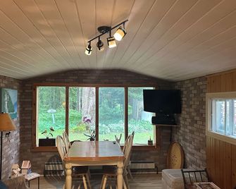 Bruce Peninsula Forest Cottage- Huge property with hiking trails - South Bruce Peninsula - Dining room