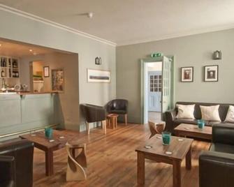 The Dolphin Hotel - Wincanton - Olohuone