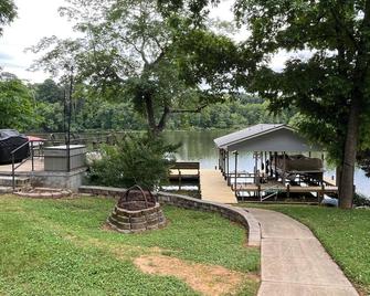 Lake Tillery Waterfront Rental in Albemarle, NC - Albemarle - Patio