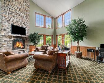 Howard Johnson by Wyndham Traverse City - טראברס סיטי - סלון
