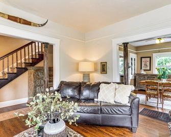 Walk to Downtown: Historic Guthrie Home on Mansur - Guthrie